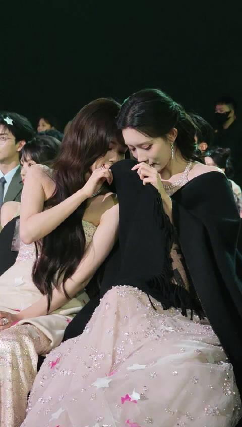 星光大赏内场趣事:白鹿孟子义姐妹悄悄话引热议,海外华人如何突破限制追国内综艺?