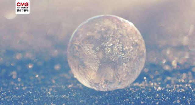 零下30度也能玩出花!东北人解锁“雪地吹泡泡”,南方网友:这魔法太馋人