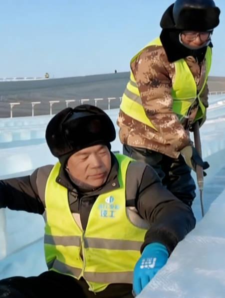 哈尔滨冰滑梯火出圈背后:工人一天滑十几次找坑包,屁股颠疼只为游客丝滑体验